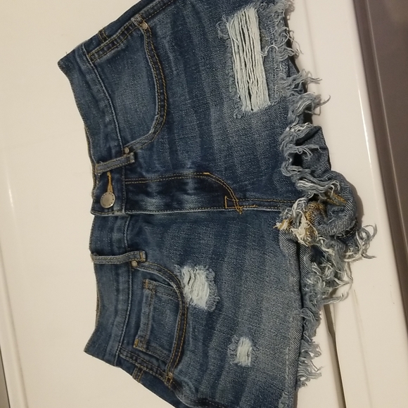 $5 ITEM. Bullhead denim high-rise shorts. MUST BUNDLE WITH TWO OTHER ITEMS - Picture 8 of 8